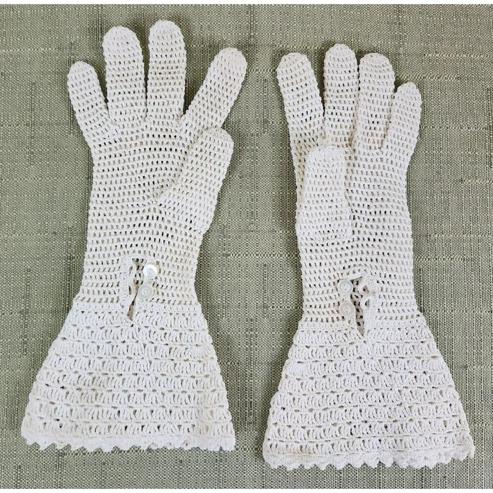 Vintage Crochet Petite Women's Soft White Dress Gloves w/Button Closure